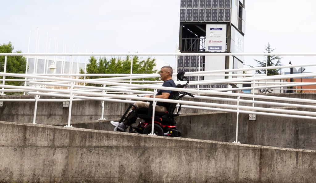 Cómo debe ser una rampa de acceso para usuarios de silla de ruedas? - Karma  Mobility España